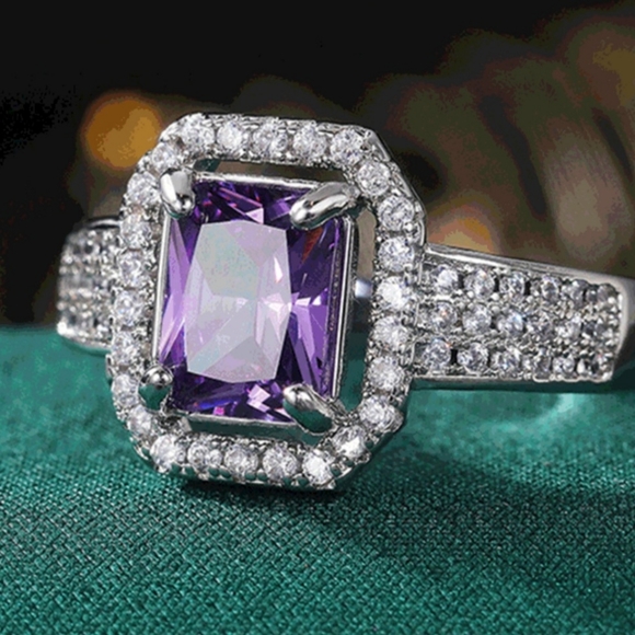 Woman's Ring - Picture 4 of 4